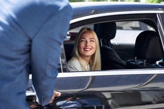 femme ayant effectuee une reservation en ligne vtc nice alpha transfers