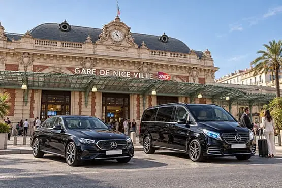 Berline noire devant la façade de la gare de Nice-Ville, avec l’enseigne de la gare visible.